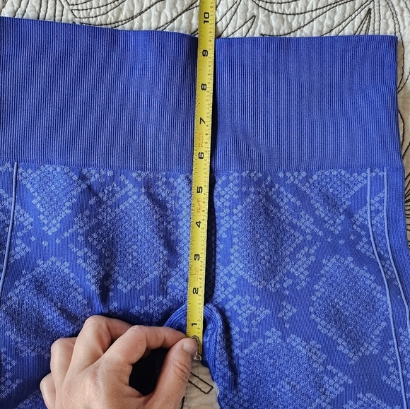 EUC Lululemon Ebb To Street Snake Print Leggings Sapphire Blue Size 4 - Picture 14 of 16